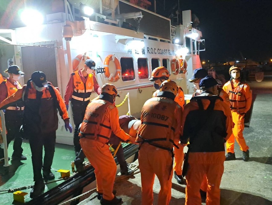 落海頭部受傷 交通船接駁海巡艇3小時餘後送就醫 211 cnews204231124a11