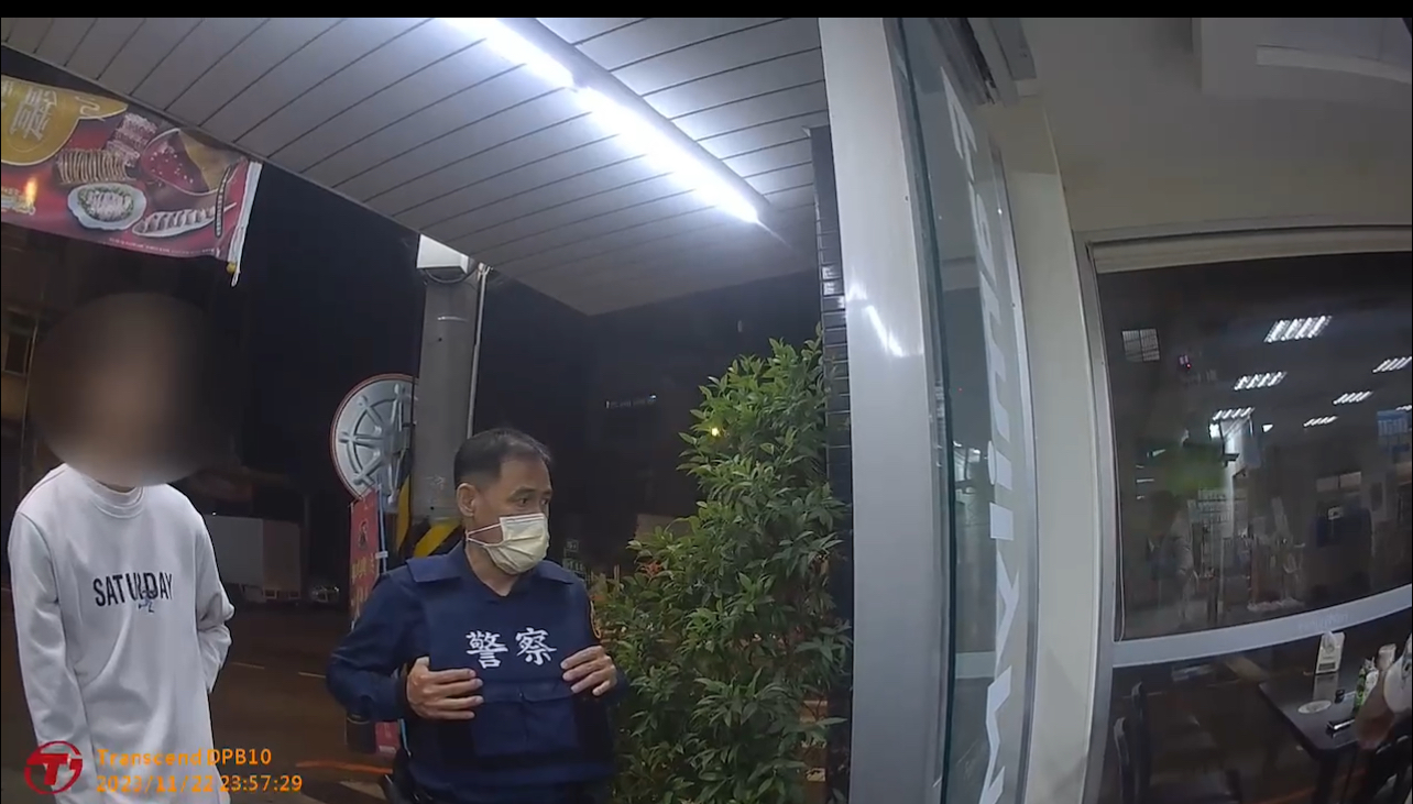 萬豐派出所接獲報案，派員警迅速前往全家處理。（圖/記者江雁武翻攝）