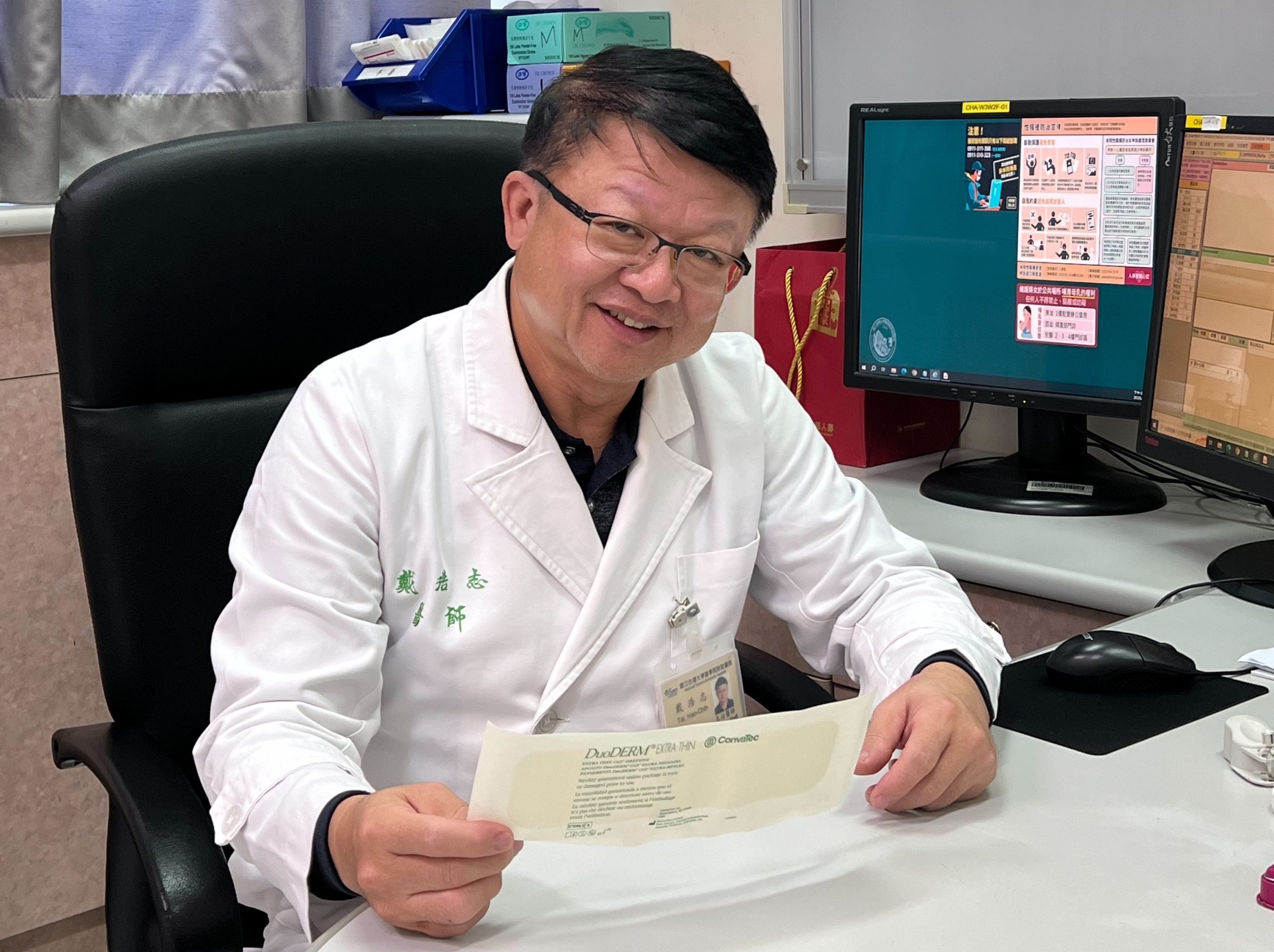 戴浩志醫師說明人工皮讓傷口保持濕潤幫助癒合。(圖/康威多愛膚提供)