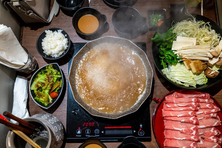 冬天吃鍋需注意滾燙熱湯。(圖/康威多愛膚提供)