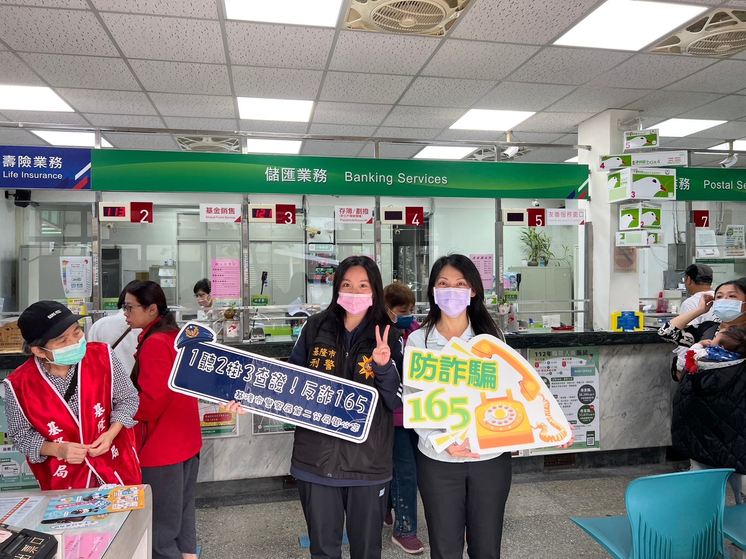 第二分局至轄內郵局進行反詐騙宣導。(記者薛秀蓮翻攝)