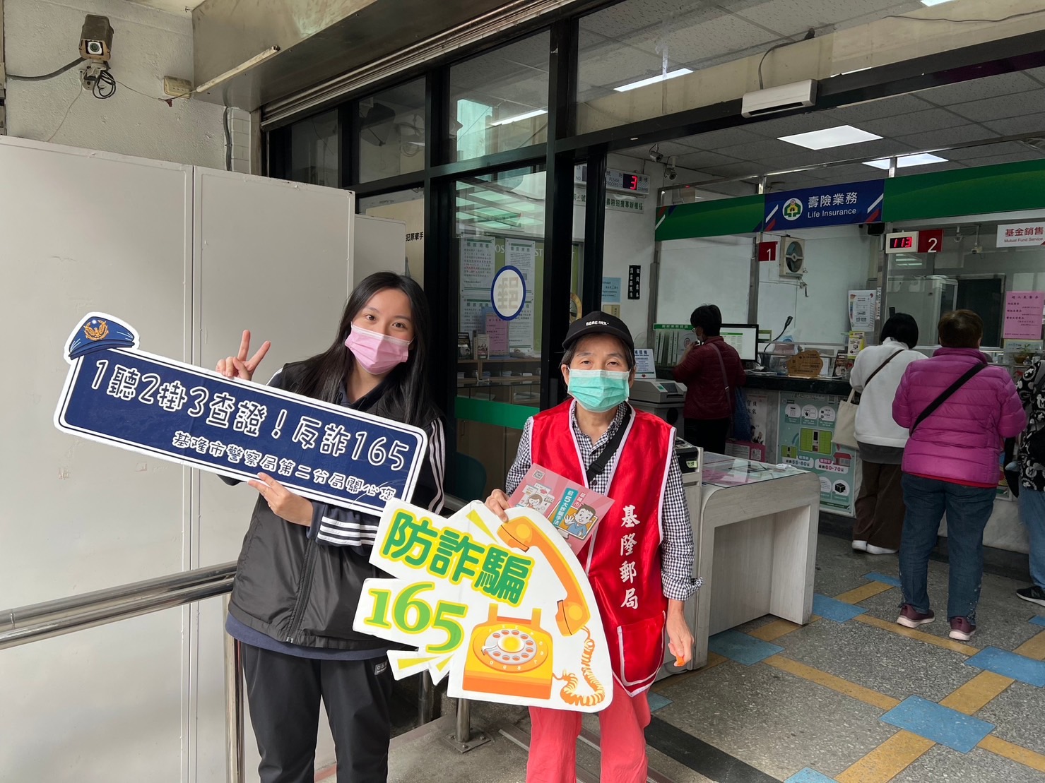 第二分局至轄內郵局進行反詐騙宣導。(記者薛秀蓮翻攝)