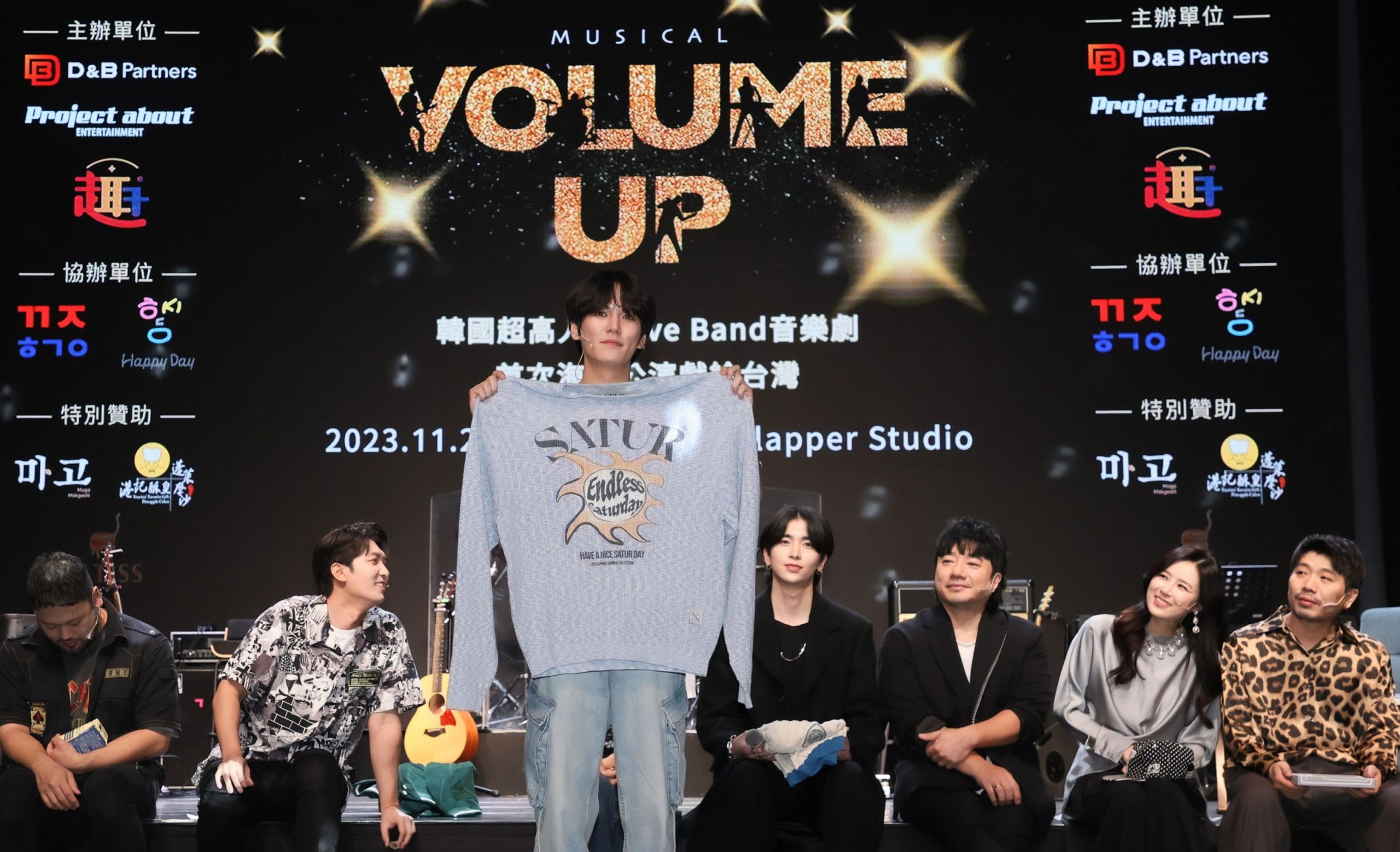 演員李歡喜、李東烈(圖中)招集所有演員,一起捐出私人物品義賣做公益,幫助紅心字會弱勢家庭。(照片/紅心字會提供)
