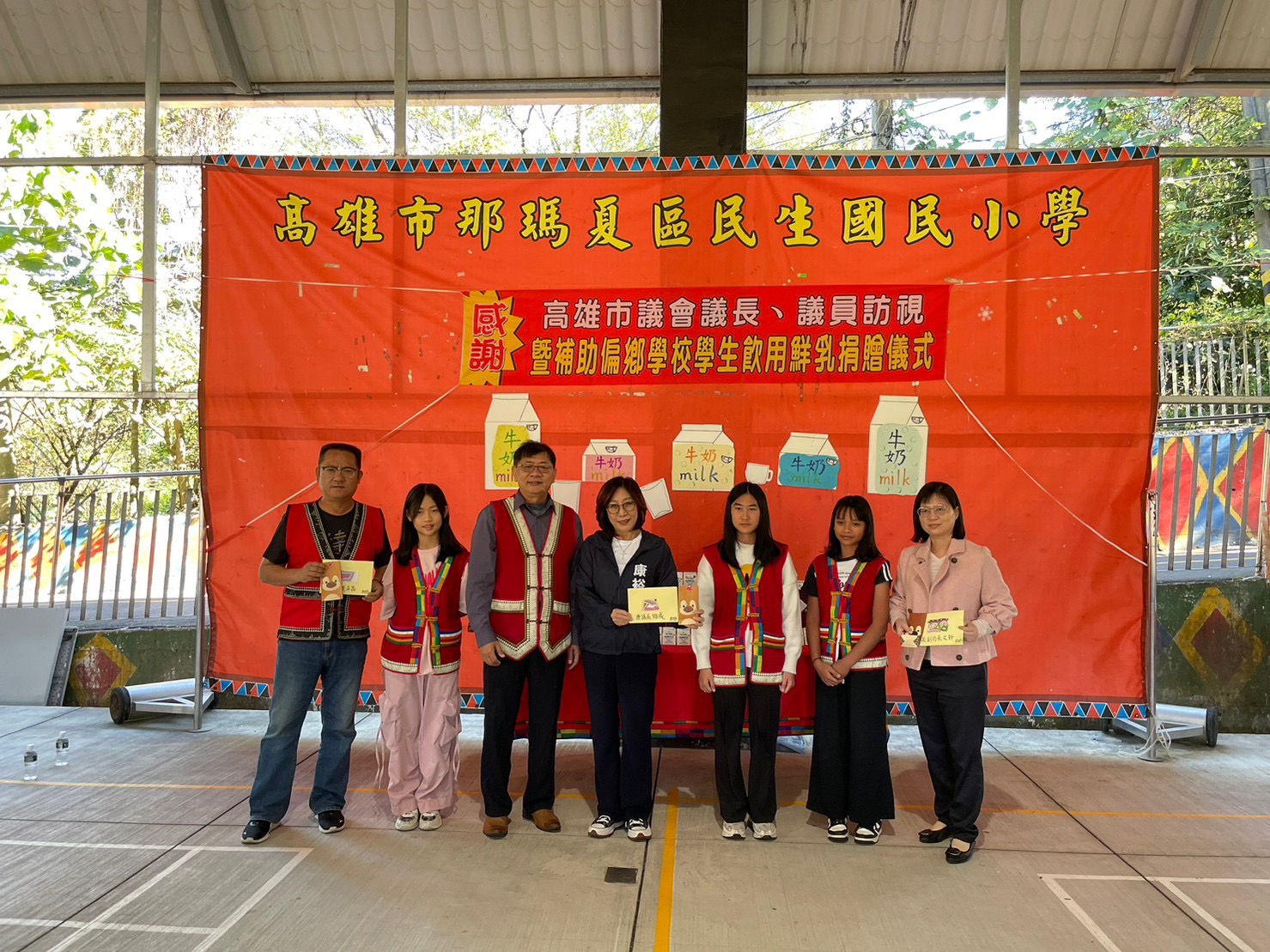議長康裕成促成民間善心捐贈三原鄉部落國小及幼稚園學童每週增加一日飲用鮮乳