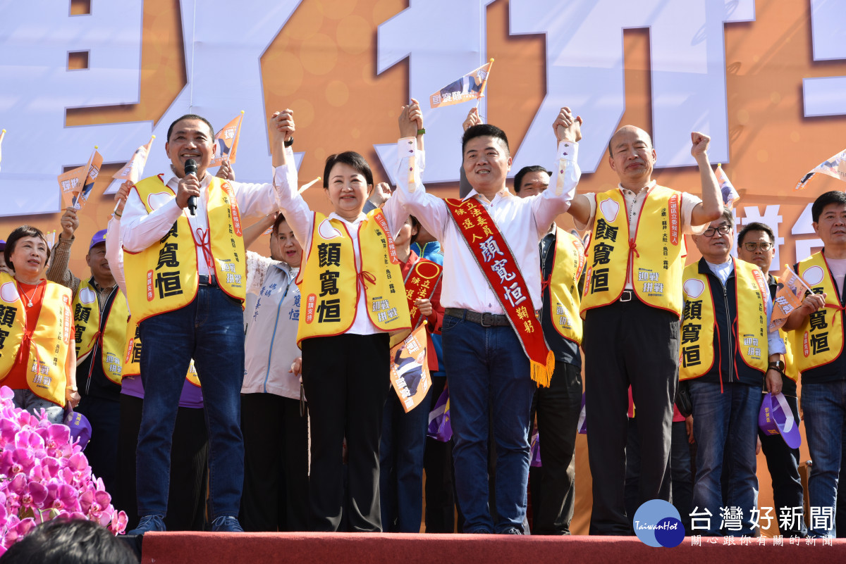 國民黨總統參選人侯友宜與盧秀燕、韓國瑜、顏寬恒一字排開拉抬聲勢。