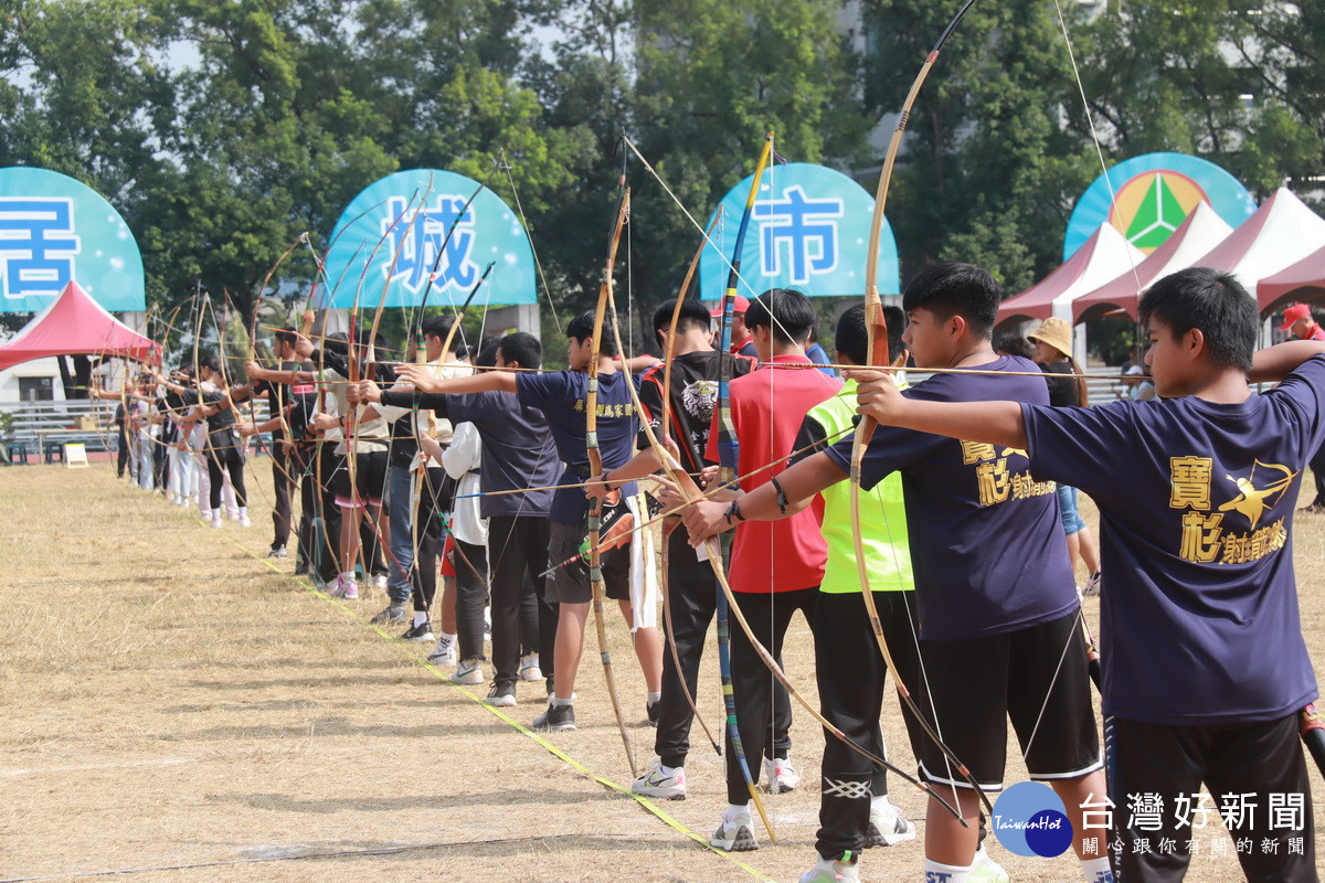 射箭競賽參賽選手非常踴躍。(記者扶小萍攝)