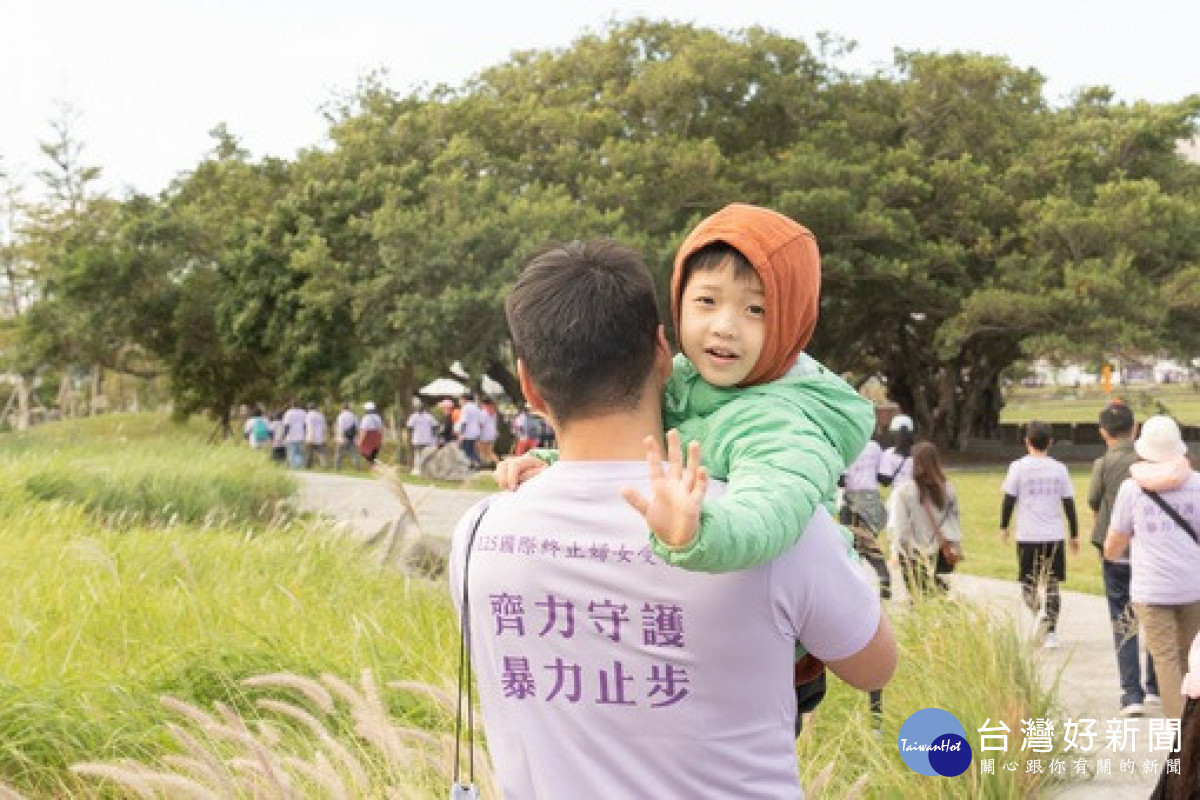桃園市國際蘭馨交流協會響應國際終止婦女受暴日,辦理公益健走活動。
