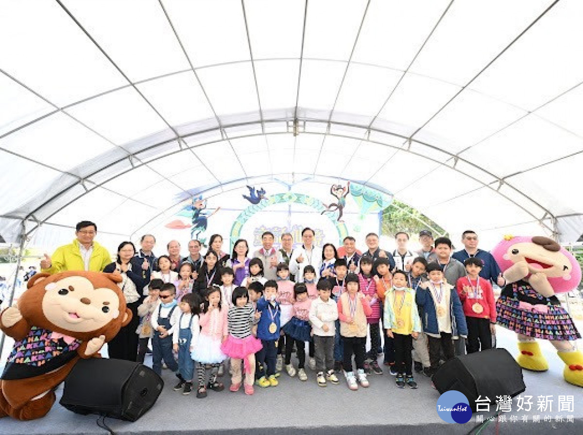 市長張善政出席小小青農授證儀式與貴賓大合照。<br /><br />