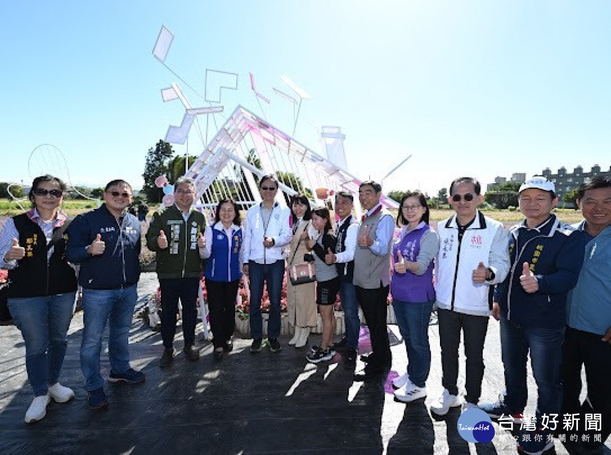 張市長和與會貴賓比讚合影。<br /><br />