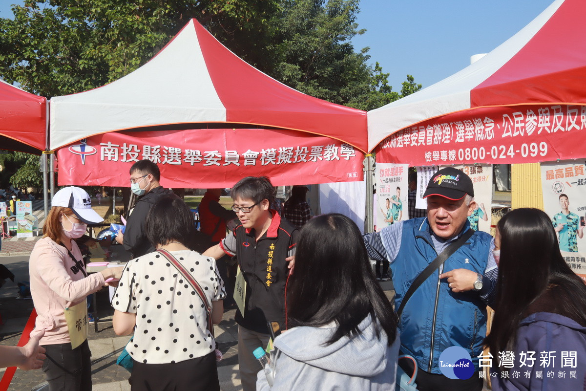 縣選委會舉辦選舉模擬投票大排長龍。（記者扶小萍攝）