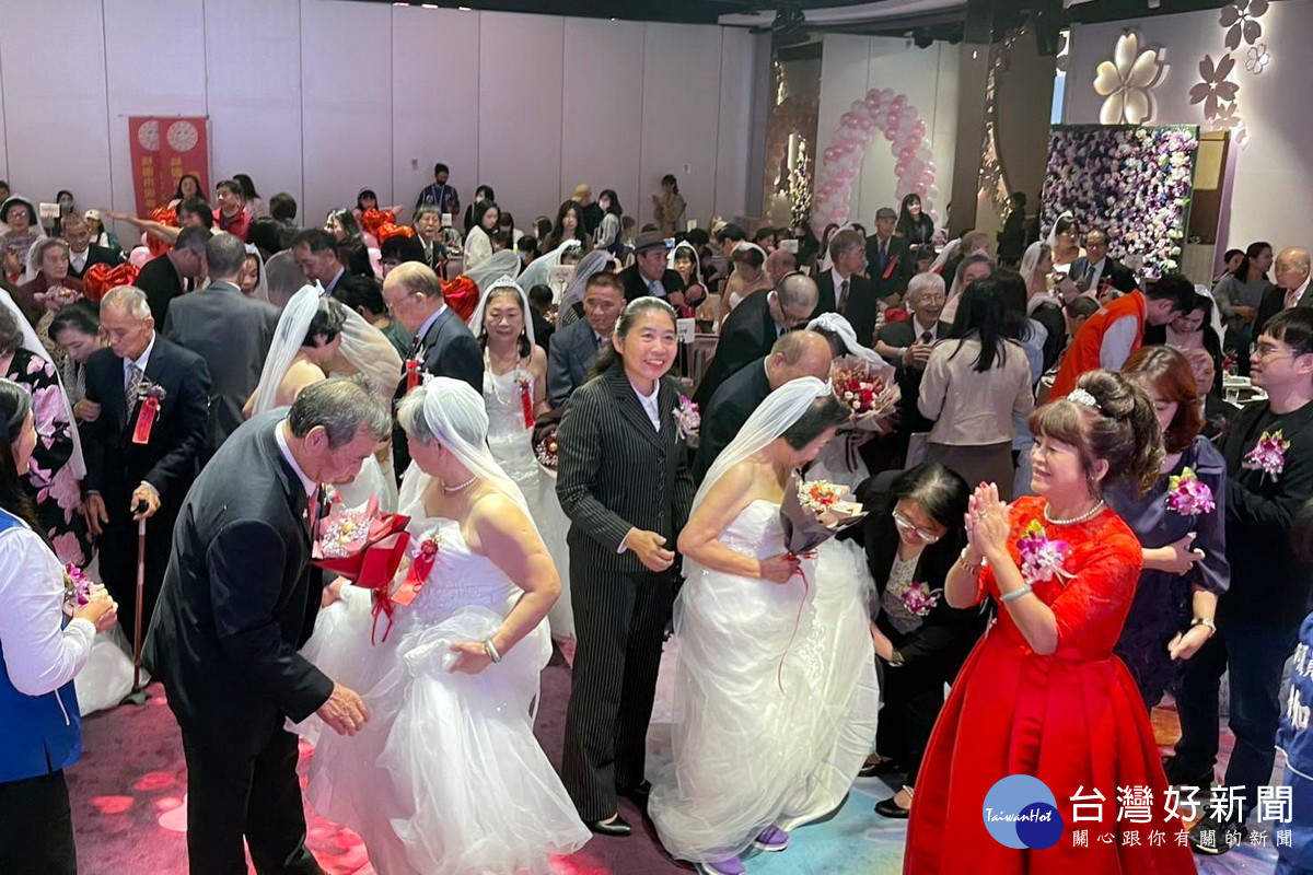 桃園市圓夢愛心關懷協會特別為50對70歲以上生活清苦的弱勢阿公、阿嬤,舉辦「圓夢婚禮」。