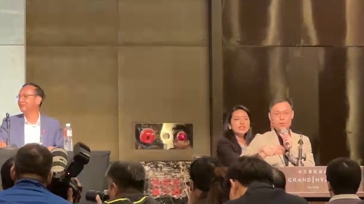 鴻海創辦人郭台銘競選發言人黃士修(右)公布22秒影片,指控國民黨發言人楊智伃對他的身體有不當接觸。翻攝黃士修臉書影片