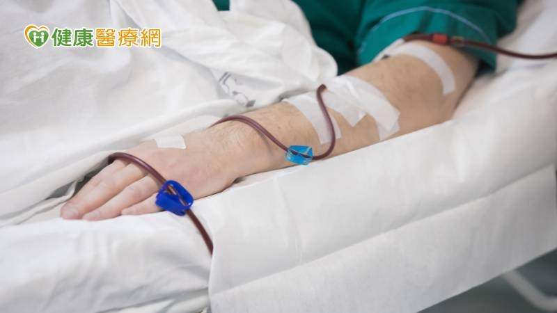 老奶奶在家腹膜透析喘到不行 竟是「橫膈膜有裂縫」惹禍