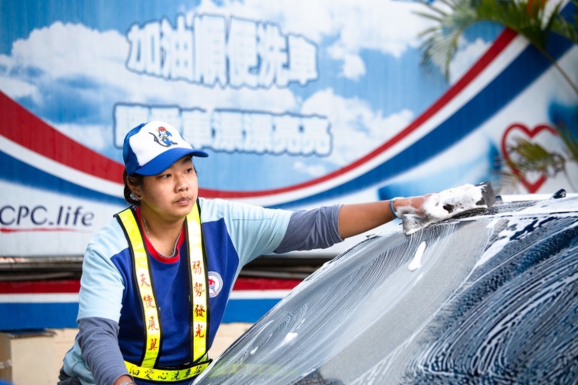 中油培育慢飛天使及推動愛心加油站 榮獲ACES獎之亞洲最佳社區關懷公司獎 並獲頒最高榮譽之黑色獎盃