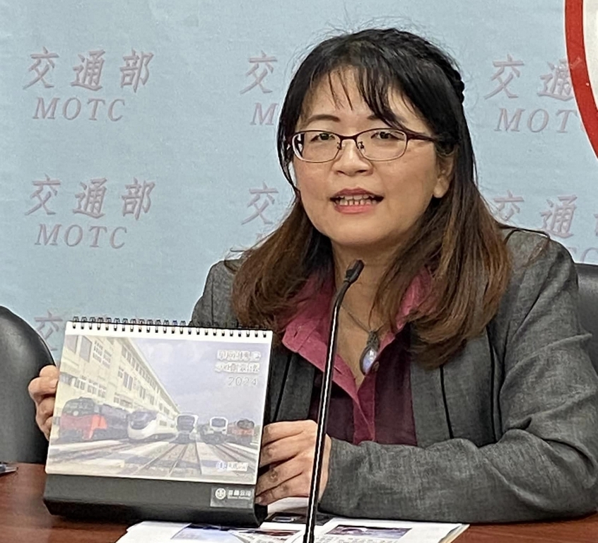 2024臺鐵公司元年桌月曆 劃時代獻世（記者黃楸玲／攝影）