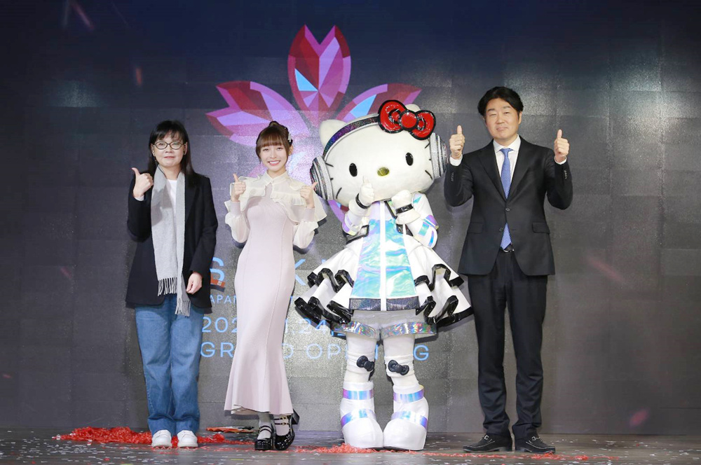 ▲SAKURA品牌製作人Credo International社長(右)、品牌老闆林襄(左2)舉行開幕儀式。(圖/SAKURA餐酒館提供)