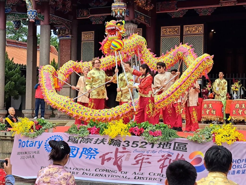 臺北市孔廟為來自13個國家共44位交換生，隆重舉辦「冠笄之禮」。（圖/國際扶輪社提供）