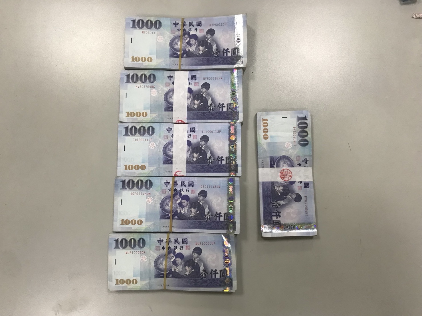 樹林警分局彭厝派出所員警劉彥辰休假中主動介入,為王姓婦人保住交付給女車手的新台幣55萬元現款。(圖/樹林警分局提供)