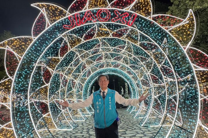 礁溪鄉長張永德宣布「2023礁溪溫泉燈花季」璀燦登場,歡迎全國的朋友來礁溪賞燈泡湯。 圖:礁溪鄉公所/提供