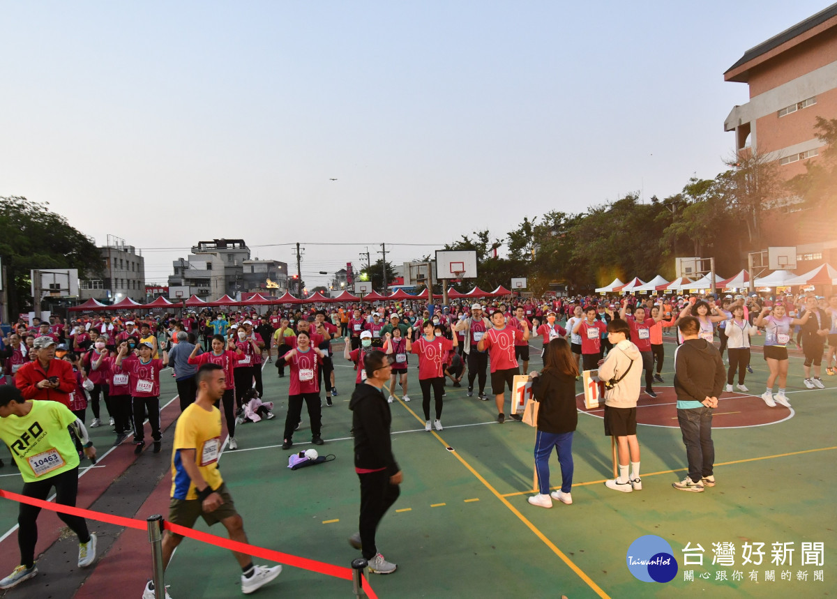 彰化馬拉松嘉年華第五場,伯立歐公益馬拉松三千人開跑,起跑前一起做暖身操。圖/記者鄧富珍翻攝