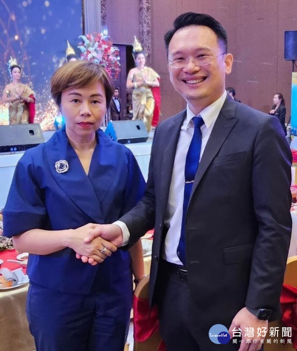 蘇俊賓副市長與曼谷市副市長塔維達·卡莫維tavida kamolvej握手致意。<br /><br />