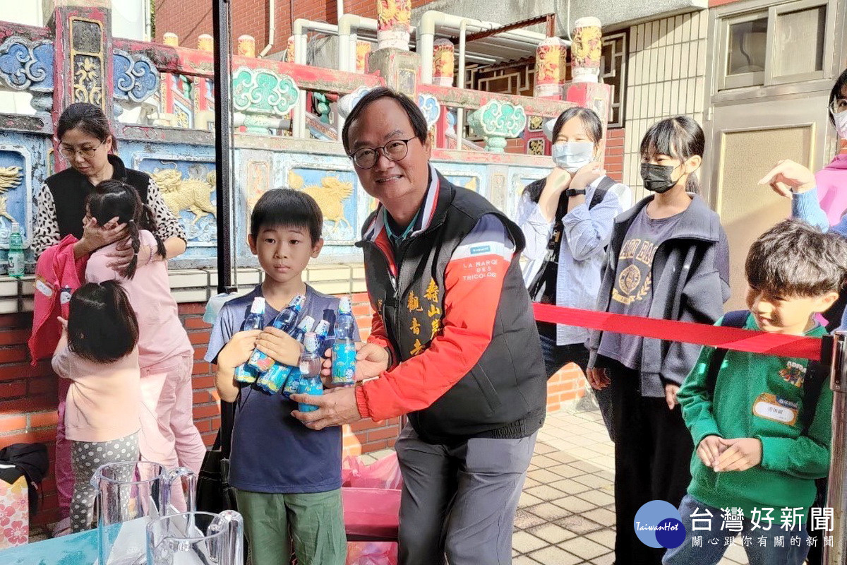壽山巖觀音寺董事長林明義與小朋友進行推瓶PK,小朋友勝出獨得六瓶彈珠汽水。