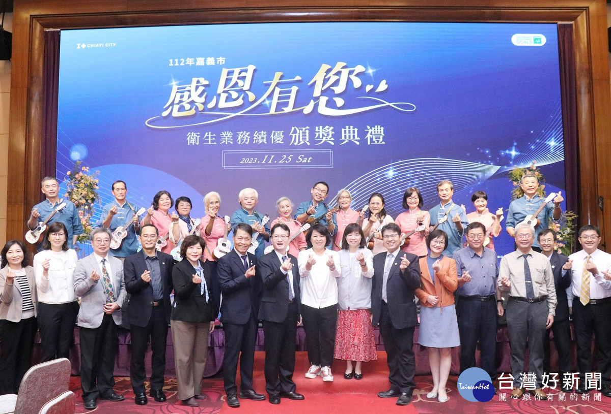 嘉義市政府衛生局辦理感恩頒獎活動，由市長黃敏惠親自致贈COVID-19感恩紀念徽章，表揚3年來防疫的一線醫護人員／嘉義市府提供
