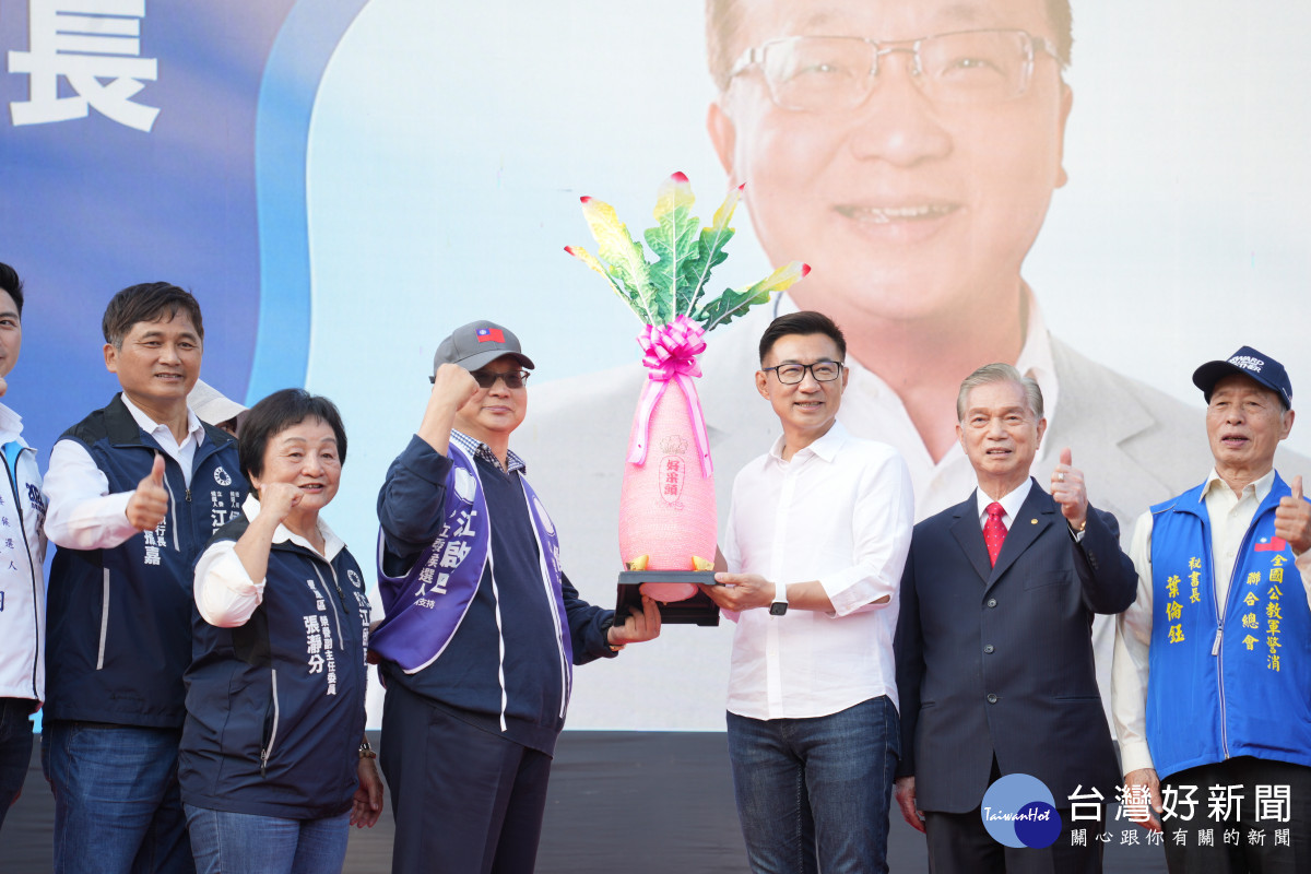 前台中市長胡志強帶來「菜頭」,祝福江啟臣博得好彩頭。