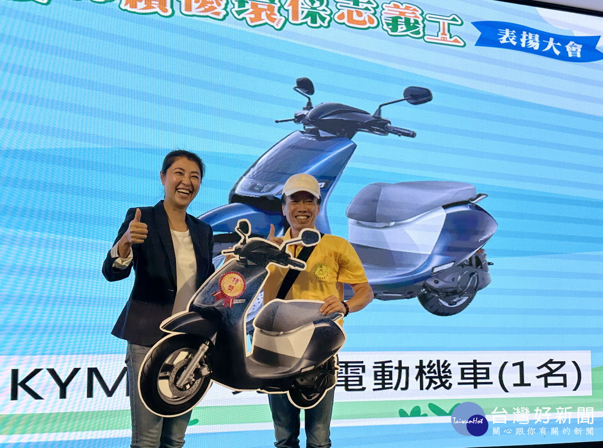 許縣長送出第一大獎電動機車,得獎者說要留在社區運用。(記者扶小萍攝)