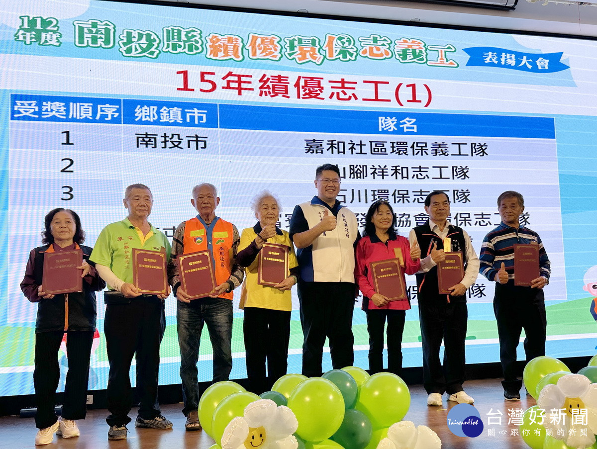 李易書局長表揚服務15年績優志工。(記者扶小萍攝)
