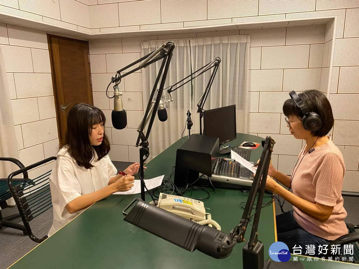 臺西警分局偵查隊預防犯罪承辦人王逸詩至姊妹電台)接受專訪，說明最新的詐騙手法／警方提供