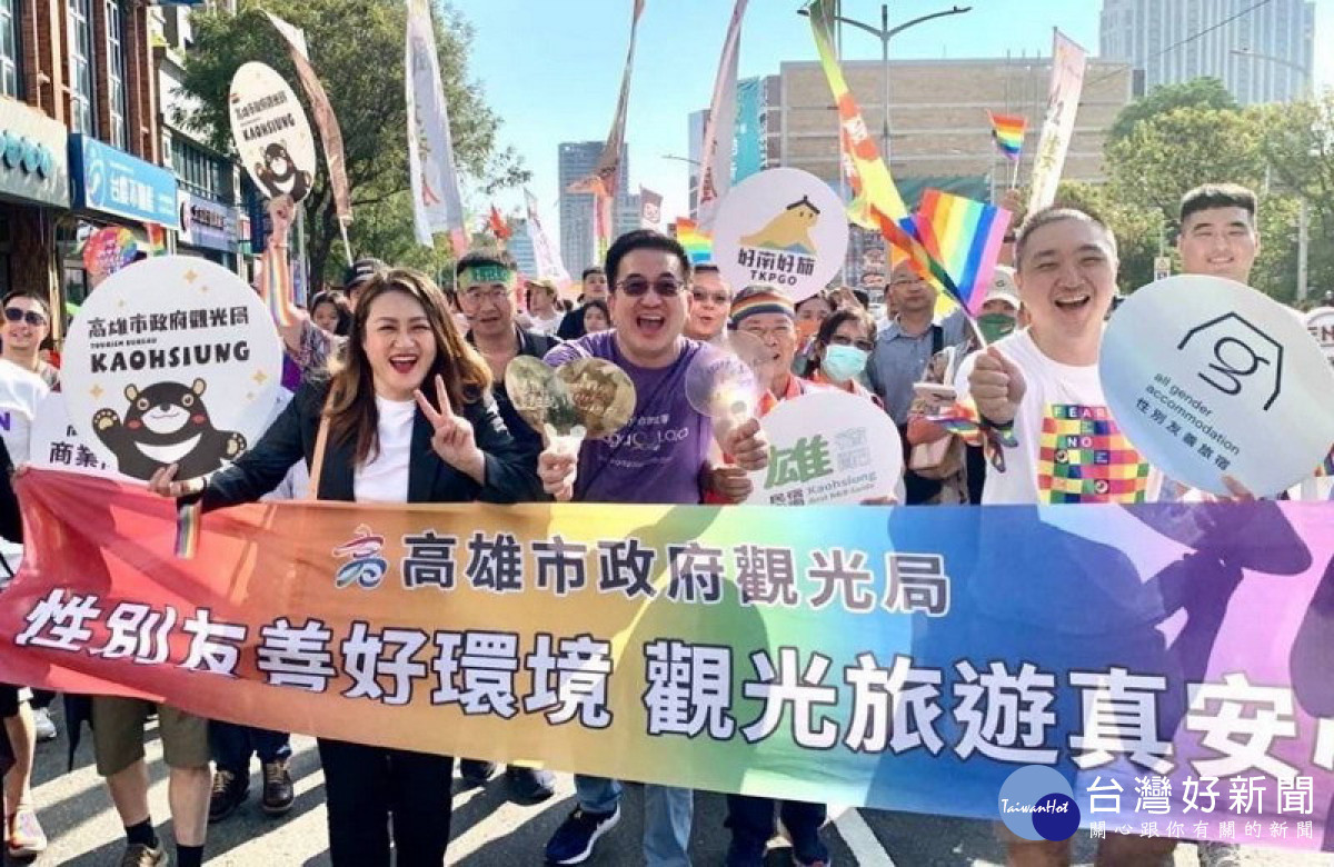▲第14屆高雄同志大遊行在凹子底森林公園旁舉行，高市府觀光局亦自組隊伍參加遊行。