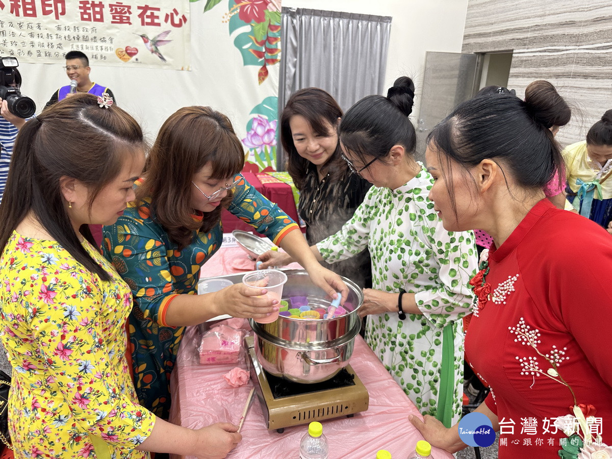 新住民朋友學做美點。(記者扶小萍攝)