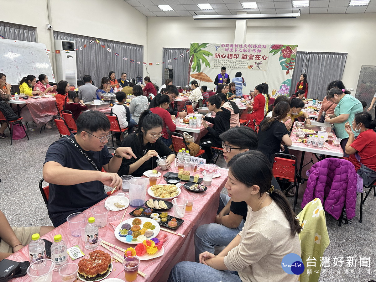 大家一同參與下午茶宴品美點。(記者扶小萍攝)