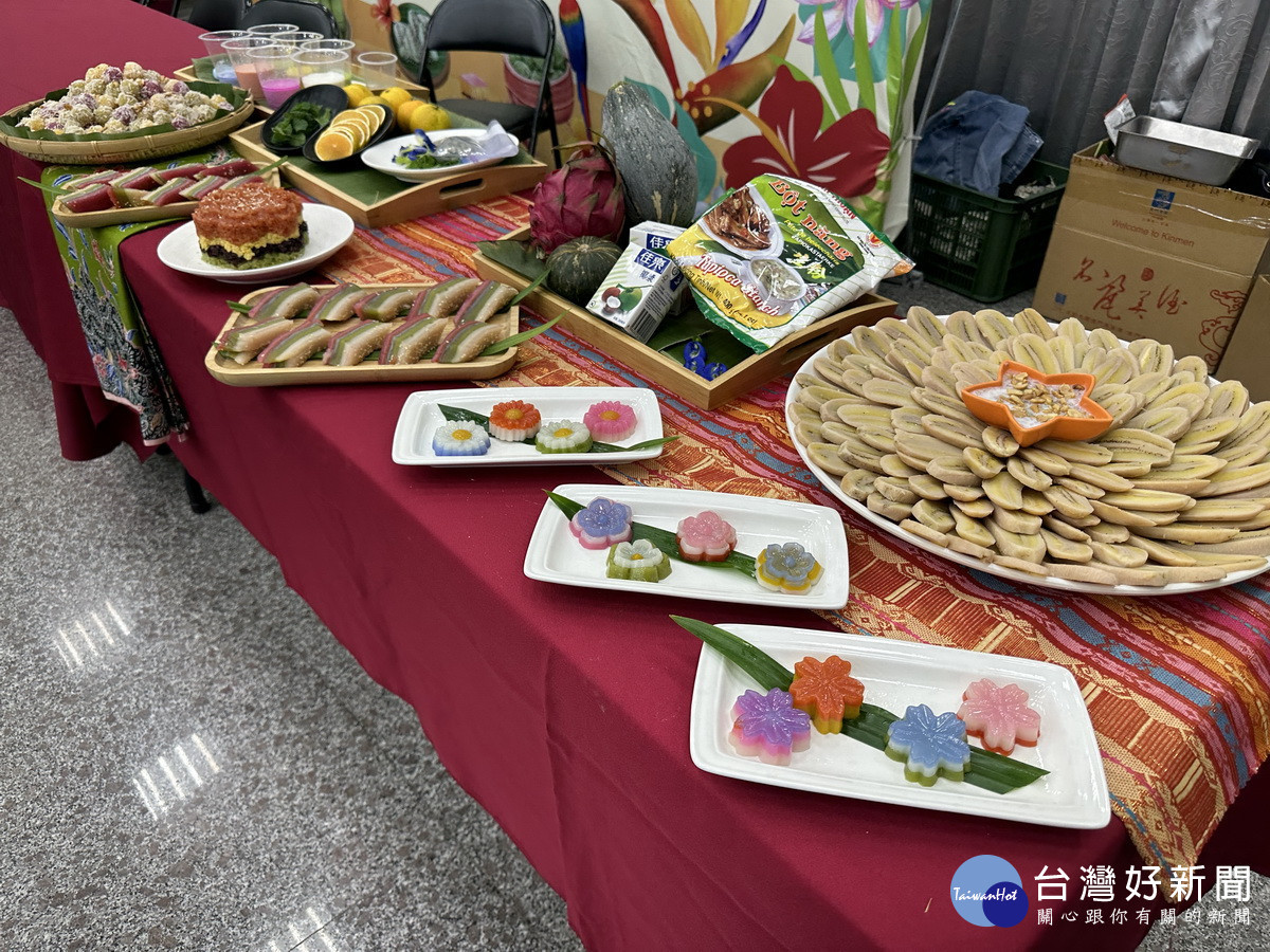 東南亞糕點色彩繽紛。(記者扶小萍攝)