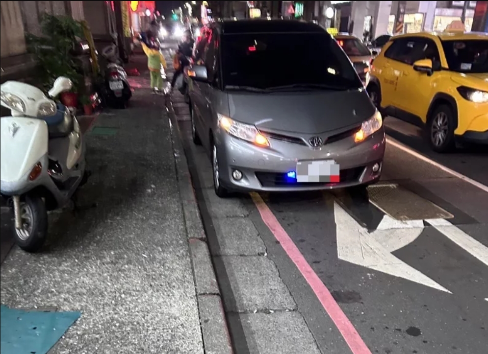 議員張之豪貼影片爆料,市長謝國樑座車違停紅線。張之豪提供