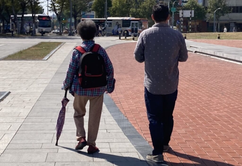▲圖說:失智嬤堅信愛孫會來火車站前接她,員警只好陪同李婦在站前廣場漫步 (圖/台中市政府提供)