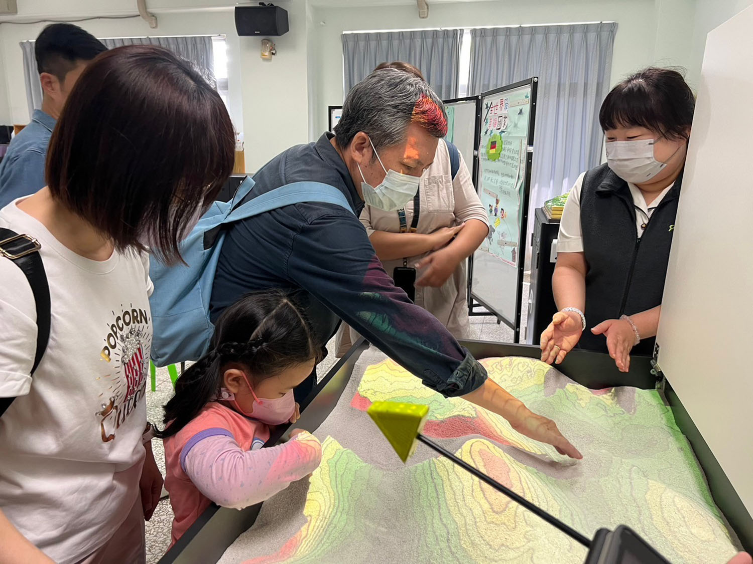 互動擴增實境沙盒將平面等高線轉換成立體地形,讓親子透過操作看見地貌變化。