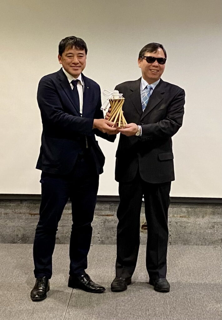 台灣公益聯盟創辦人鄭龍水(右)致贈日方代表紀念禮。