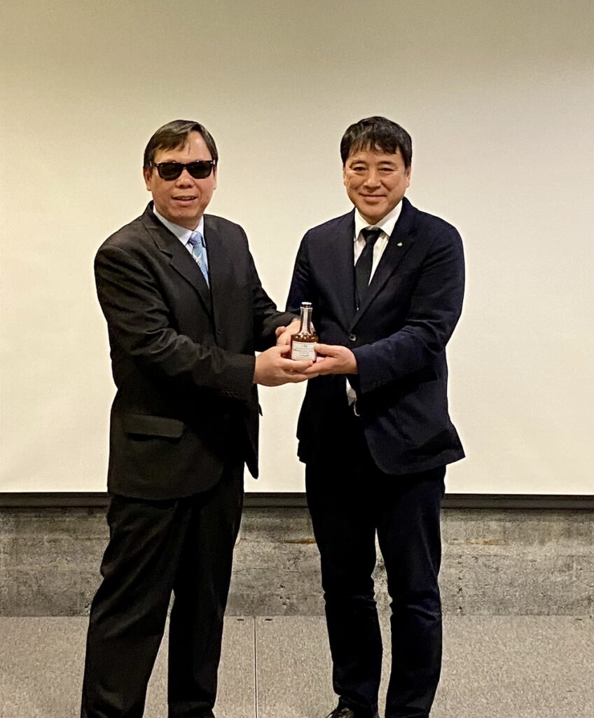 日方代表回贈台灣公益聯盟創辦人鄭龍水紀念禮。