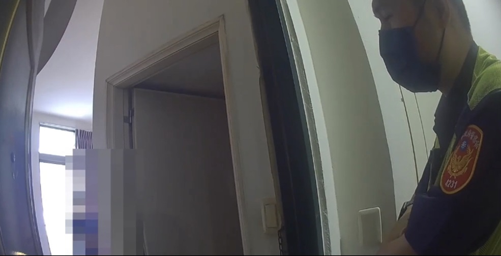 ▲圖說：員警勸說張女就醫，並載小孩先去超商購買食物，再通報社福單位協助              （圖／台中市政府提供）