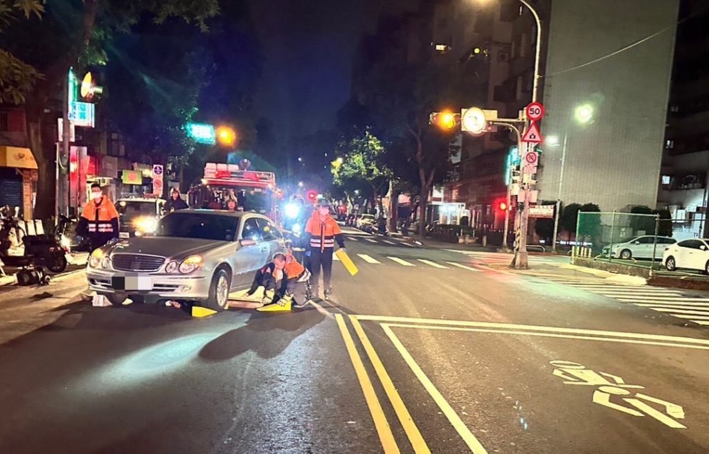 警消現場對遭輾壓車底男子進行搶救。（記者林金聖翻攝）