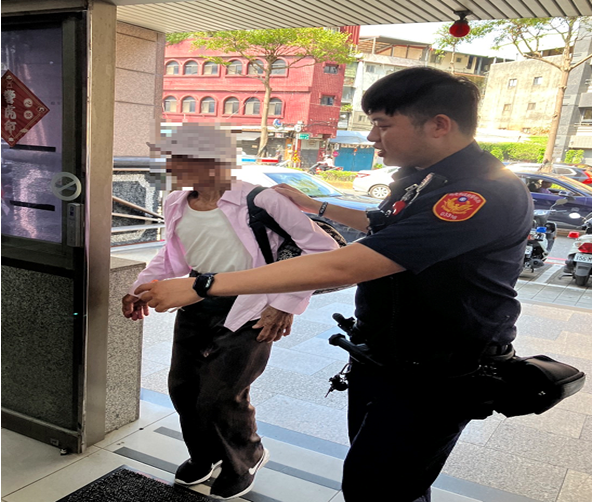 警方比對多筆資料後，順利聯繫上家屬讓阿公平安回家。(記者宋紹誠翻攝)