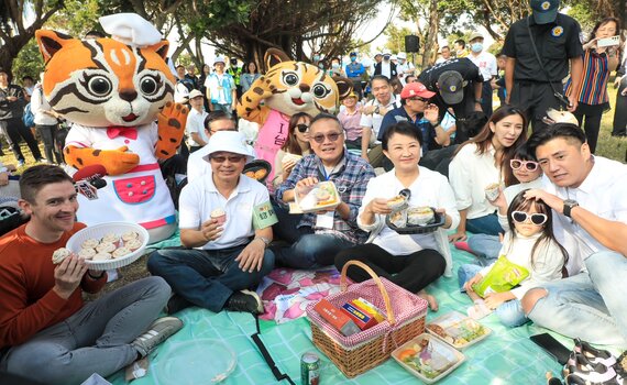 chill野餐了嗎? 台中市長盧秀燕示範最in野餐四地連線