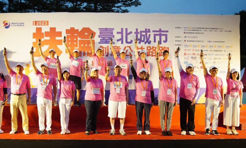 圖文:HOC謝三連主委偕同2024-25國際扶輪社長當選人RIPE Stephanie Urchick、六地區總監等人共同鳴槍。