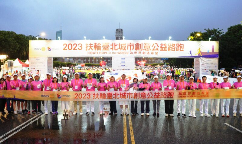 圖文:2026國際扶輪世界年會地主籌備委員會(HOC) 謝三連與六地區總監於起跑拱門前合影。