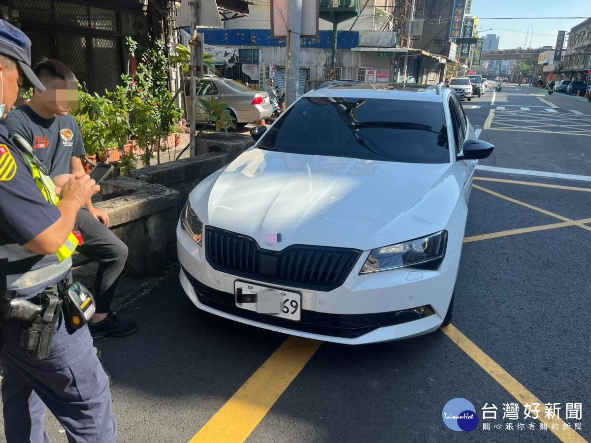 桃市警局交通警察大隊員警查獲使用「仿真車牌」案件。