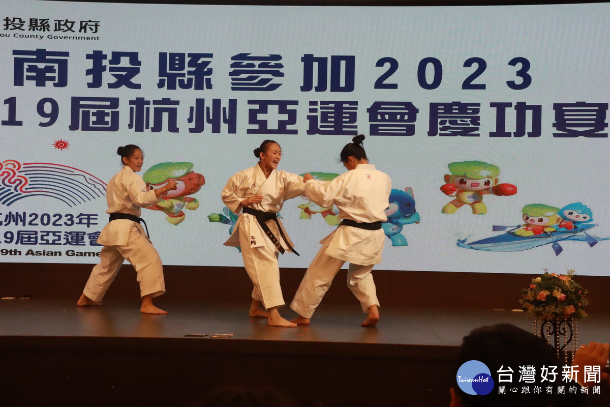 空手道選手精彩表演熱場。(記者扶小萍攝)
