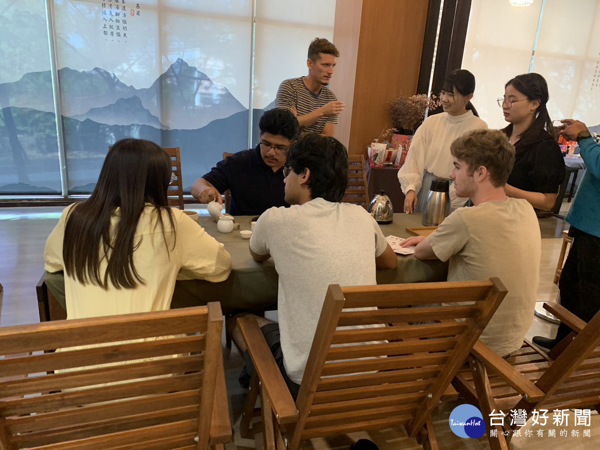 同學學泡茶十分有趣。(陳錦昌提供)