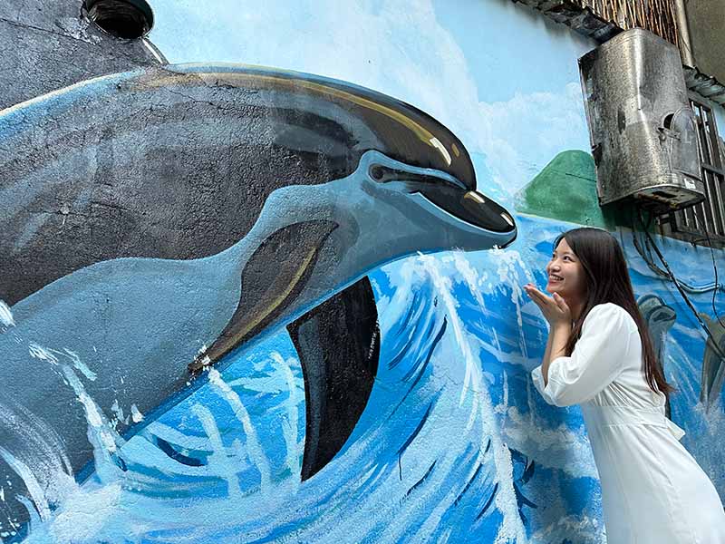 哇!海豚彷彿從海面跳出了牆面,快來合照。圖/新北市政府